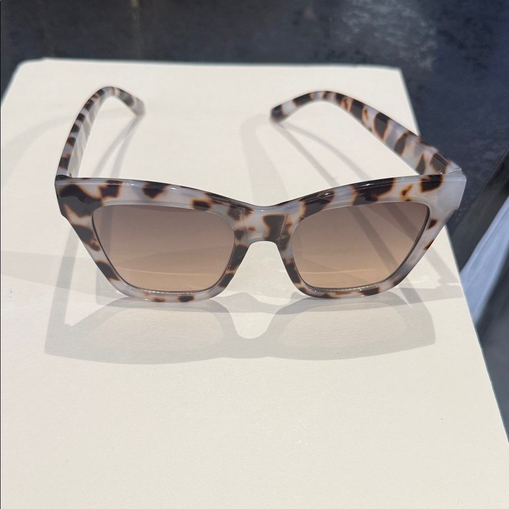 Tortoiseshell Cat-Eye Sunglasses - Brown Lenses